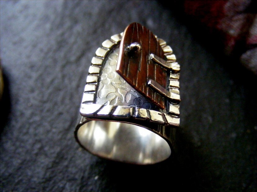 Silver and Copper Fairy Door Ring with wood texture and flower background size Q/8